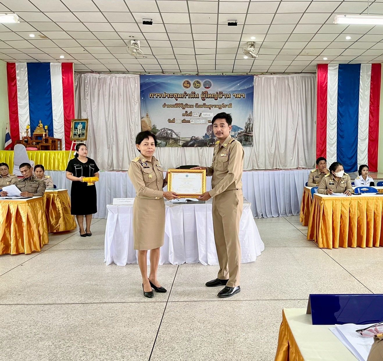 วันที่ 3 พฤศจิกายน 2568 เวลา 09.00 น. นางสาวศริญดา ปาลคะเชนทร์ นายอำเภอคีรีรัฐนิคม มอบประกาศนียบัตร แก่กำนัน และผู้ใหญ่บ้าน ที่เข้าร่วมโครงการบ้านสะอาด อนามัยดี ชีวีสมบูรณ์ ตามภารกิจหลักที่ 4 อนามัยสิ่งแวดล้อม สืบเนื่องจากการเยี่ยมเสริมพลัง คณะกรรมการพัฒนาคุณภาพชีวิตระดับตำบล (พชต.) ทั้ง 8 ตำบล ของ พชอ. คีรีรัฐนิคม เมื่อเดือนกันยายน พ.ศ. 2568 ณ ศาลาประชาคมอำเภอคีรีรัฐนิคม ในเวทีประชุมกำนันผู้ใหญ่บ้าน อำเภอคีรีรัฐนิคม วันที่ 3 พฤศจิกายน 2568