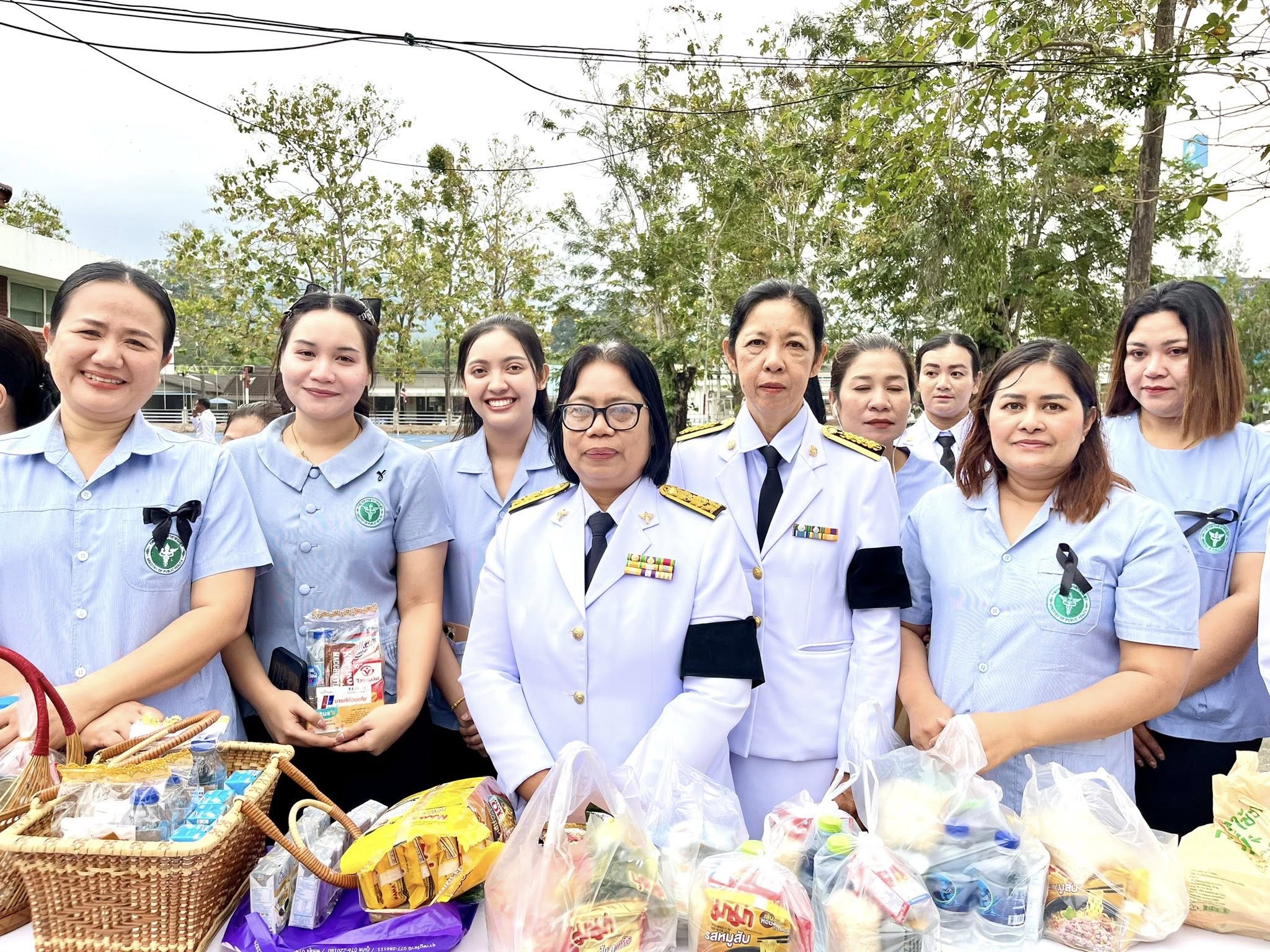 นายบุญธรรม มิ่งแก้ว สาธารณสุขอำเภอคีรีรัฐนิคม พร้อมด้วยบุคลากรในสังกัดสำนักงานสาธารณสุขอำเภอคีรีรัฐนิคม ร่วมพิธีเจริญพระพุทธมนต์ทำบุญตักบาตร ถวายพระราชกุศล และพิธีวางพานพุ่มดอกไม้ เพื่อน้อมรำลึกในพระมหากรุณาธิคุณ เนื่องในวันคล้ายวันพระบรมราชสมภพ พระบาทสมเด็จพระบรมชนกาธิเบศร มหาภูมิพลอดุลยเดชมหาราช บรมนาถบพิตร ณ ศาลาประชาคมอำเภอคีรีรัฐนิคม จังหวัดสุราษฎร์ธานี