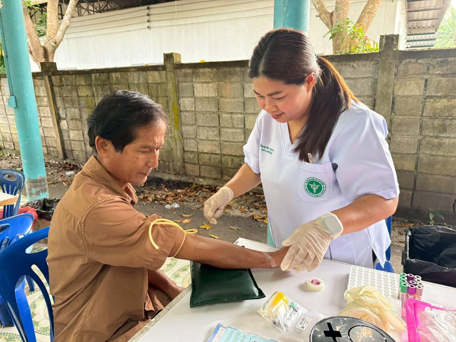 วันเสาร์ ที่ 13 ธันวาคม 2568 เวลา 07.00 น. นายบุญธรรม มิ่งแก้ว สาธารณสุขอำเภอคีรีรัฐนิคม และนางสาวเยาวดี โพกุล ผู้อำนวยการโรงพยาบาลคีรีรัฐนิคม ได้มอบหมายให้ทีมสหวิชาชีพเครือข่ายบริการสุขภาพอำเภอคีรีรัฐนิคม ให้บริการเจาะเลือดประจำปีในผู้ป่วย NCDs ณ โรงพยาบาลส่งเสริมสุขภาพตำบลบ้านทำเนียบ เพื่อติดตามการรักษา ประเมินความเสี่ยงภาวะแทรกซ้อน โดยมีผู้ป่วยได้รับการตรวจเลือดประจำปีจำนวน 138 ราย