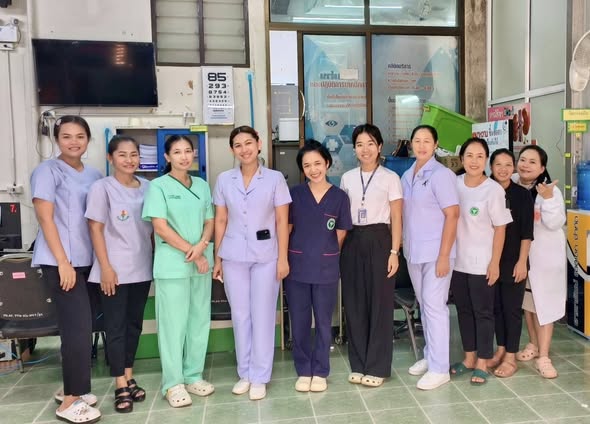 วันเสาร์ ที่ 20 ธันวาคม 2568 เวลา 07.00 น.นายบุญธรรม มิ่งแก้ว สาธารณสุขอำเภอคีรีรัฐนิคม และนางสาวเยาวดี โพกุล ผู้อำนวยการโรงพยาบาลคีรีรัฐนิคม ได้มอบหมายให้ทีมสหวิชาชีพเครือข่ายบริการสุขภาพอำเภอคีรีรัฐนิคม ให้บริการเจาะเลือดประจำปีในผู้ป่วย NCD ณ.โรงพยาบาลคีรีรัฐนิคม เพื่อติดตามการรักษา ประเมินความเสี่ยงภาวะแทรกซ้อน โดยมีผู้ป่วยจากโรงพยาบาลส่งเสริมสุขภาพตำบลบ้านน้ำหักได้รับการตรวจเลือดประจำปีจำนวน 101 ราย