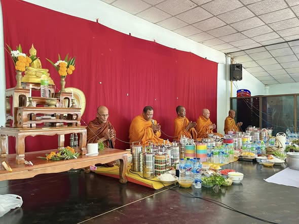 วันพุธ ที่ 28 มกราคม 2569 เวลา 10.00 น. นายบุญธรรม  มิ่งแก้ว สาธารณสุขอำเภอคีรีรัฐนิคม เป็นประธานจัดกิจกรรม ทำบุญตักบาตร ปีใหม่ประจำปี พ.ศ. 2569 และประชุมประจำเดือนของ อสม.รพ.สต.บ้านทำเนียบ ในการนี้ นางสาวสุภาวดี  เพชรคง ผู้อำนวยการโรงพยาบาลส่งเสริมสุขภาพตำบลบ้านทำเนียบ กล่าวต้อนรับ และชี้แจงวัตถุประสงค์การจัดกิจกรรมดังกล่าว โดยมีผู้ช่วยสาธารณสุขอำเภอคีรีรัฐนิคม และบุคลากรโรงพยาบาลส่งเสริมสุขภาพตำบลบ้านทำเนียบ เข้าร่วมกิจกรรม อย่างพร้อมเพรียง ณ โรงพยาบาลส่งเสริมสุขภาพตำบลบ้านทำเนียบ อำเภอคีรีรัฐนิคม จังหวัดสุราษฎร์ธานี 
#สำนักงานสาธารณสุขอำเภอคีรีรัฐนิคม