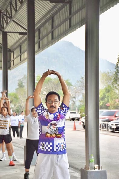 วันที่ 31 มกราคม 2569
เวลา 05.30 น.
     นายบุญธรรม มิ่งแก้ว สาธารณสุขอำเภอคีรีรัฐนิคม และแพทย์หญิงเยาวดี โพกุล ผู้อำนวยการโรงพยาบาลคีรีรัฐนิคม พร้อมด้วยบุคลากรสาธารณสุข ภาคีเครือข่ายบริการสุขภาพอำเภอคีรีรัฐนิคม ประชาชน และเยาวชน ร่วมออกกำลังกาย  เดินวิ่งเพื่อสุขภาพ ( FUN RUN ) ระยะทาง 5 กิโลเมตร จากโรงพยาบาลคีรีรัฐนิคม ถึง สำนักงานการไฟฟ้าส่วนภูมิภาคสาขาคีรีรัฐนิคม